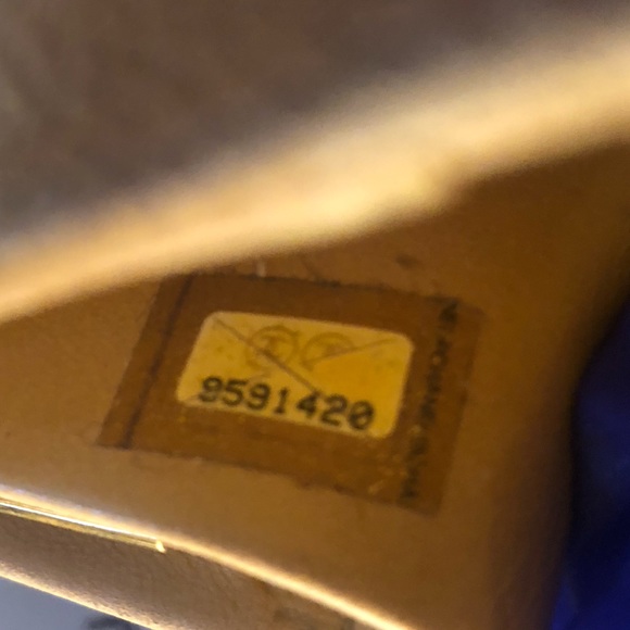 CHANEL CC Logo Caviar Skin Wallet - Picture 14 of 16